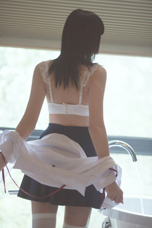 【清楚系ビッチ】お尻に太腿、おへそ。制服が似合う美少女JKのフェチ度↑↑エロスwww 8