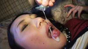 【リアルビッチ】使用済みコンドームから精液をごっくんする女www 2