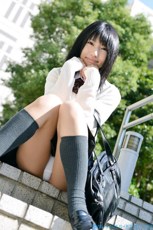 ローアングルで下半身をwww制服JKのエロス画像！ 21