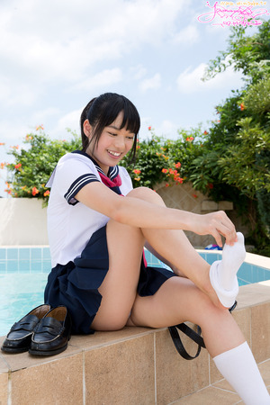 【清楚系ビッチ】思う存分味わいたいwww制服女子のなま足ふとももエロ画像！ 3