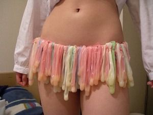 【リアルビッチ】使用済みコンドームから精液をごっくんする女www 17