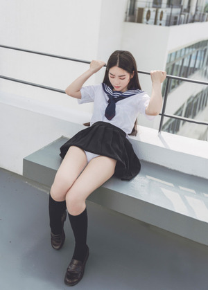 画像：【清楚系】透明感が素晴らしい制服＆スクール水着のエロス画像！ 5枚