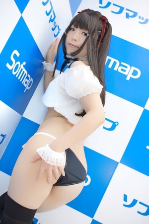 この子黒髪メガネでメイド風マイクロビキニとかオタク受け↑↑ですなwww 2
