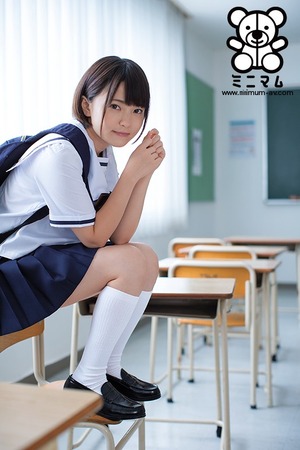 撮影して生挿入して最後は膣内射精w純朴ＪＫの無毛ま〇こで学園セクロス！