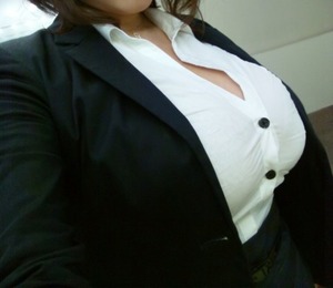 【爆乳ビッチ】爆乳女子にとってブラウスは難敵だとよくわかる着衣爆乳画像www 16