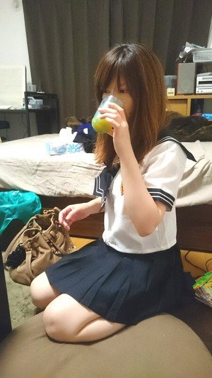 【素人ビッチ】彼女？デリヘル嬢？JK制服でチ○ポしゃぶる流出エロ画像！ 2