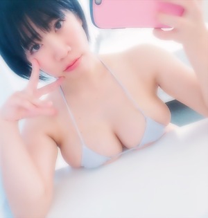 画像：天然爆乳に極小水着が食い込みまくり！下乳職人くらはしなよちゃん画像！ 8枚