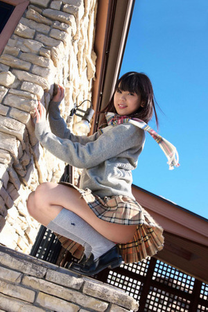 ローアングルで下半身をwww制服JKのエロス画像！ 12