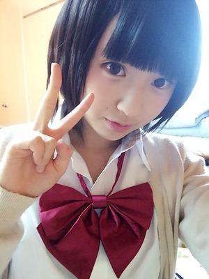 黒髪ショートへアで妹系低身長ちゃんの制服&ちょいエロ自撮り!