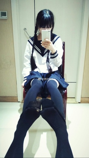  自撮りに縞パンに生足太ももに！グっときた制服女子のエロス画像！ 8