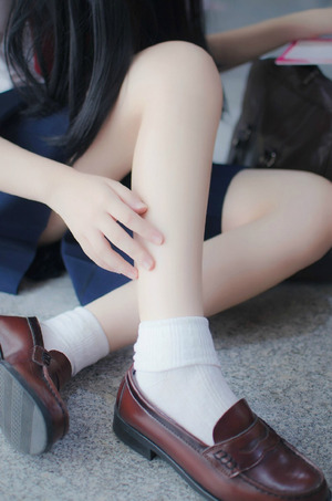  自撮りに縞パンに生足太ももに！グっときた制服女子のエロス画像！ 12