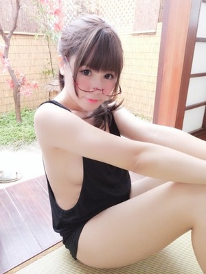 画像：スベスベ美肌な下乳エロ尻コスプレイヤーのオナネタ画像www 11枚