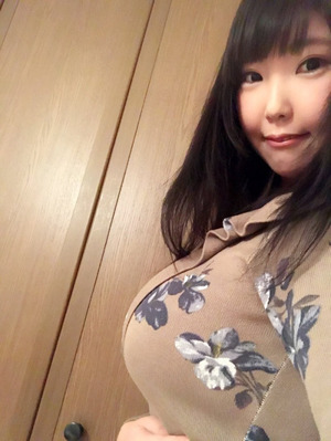  清楚コーデでも胸の膨らみが隠しきれないwww爆乳娘の自撮り画像！ 4