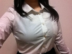 【爆乳ビッチ】爆乳女子にとってブラウスは難敵だとよくわかる着衣爆乳画像www 4