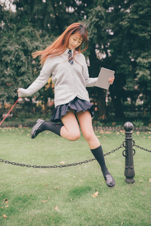 その佇まいと身にまとう雰囲気にグッときた制服の美少女画像！ 15