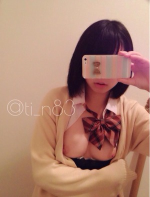 【清楚系ビッチ】ちょうど良いサイズの美乳を晒すセミロングな素人女子画像！ 8