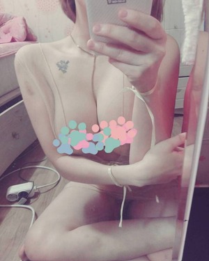 【人気記事】鏡を使ったエロ自撮りで若い体を晒す女の子画像www 11
