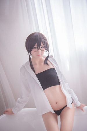  透明感にグっとくるメガネ美少女のしなやかボディのエロス画像！ 6