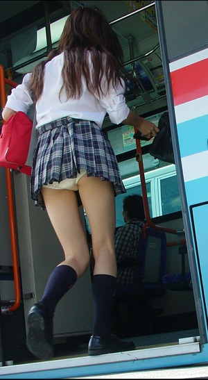 【清楚系】お好きですよね？w制服＆ブルマ女子のエロス画像！ 11