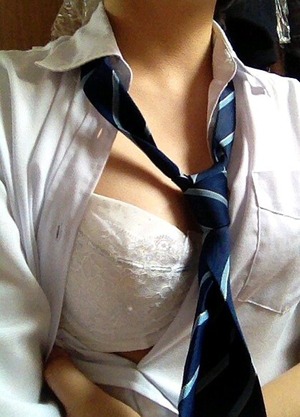 【清楚系ビッチ】制服姿でエロ自撮りUPする黒髪裏垢女子画像！２７枚 14