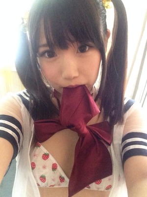 画像：パンチラに脱ぎかけw妄想捗るエロエロな制服女子画像！ 3枚