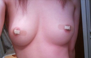  巨乳多め！乳首やマ○コを絆創膏で隠して自撮りUPする素人女子www 14
