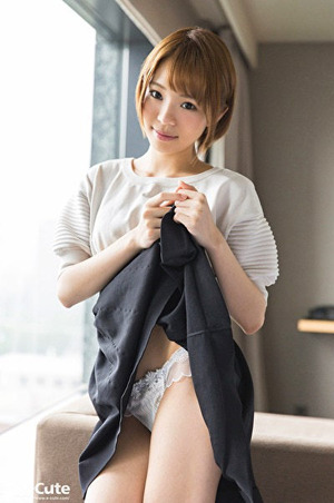オッパイもパンチラも!誘い受け女子のたくし上げエロ画像!