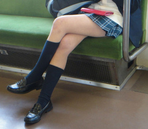 【清楚系】シコリティ↑↑なJKのパンチラ＆生足ふとももエロス画像w【２８枚】 18