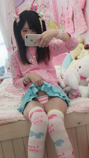 ま○こも見せるよｗｗｗ鏡を使ってエロスアピールする意識高い系清楚ビッチｗｗｗ