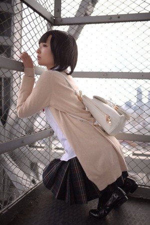  黒髪ショートへアで妹系低身長ちゃんの制服＆ちょいエロ自撮り！ 4