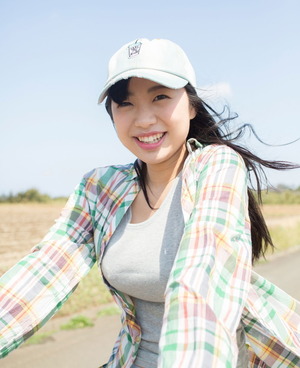 むにゅんとたわわ!癒し系巨乳・桐谷まつりちゃんのノーブラタンクトップなほっこりエロス画像!