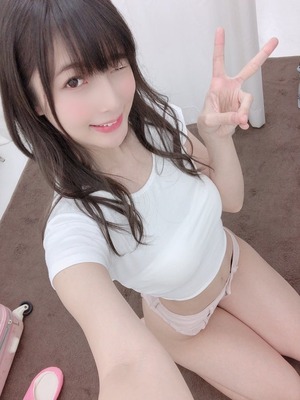 さすが自分の武器をわかってますわw性的な体を見せつける承認欲求↑↑女子のエロ自撮りwwww