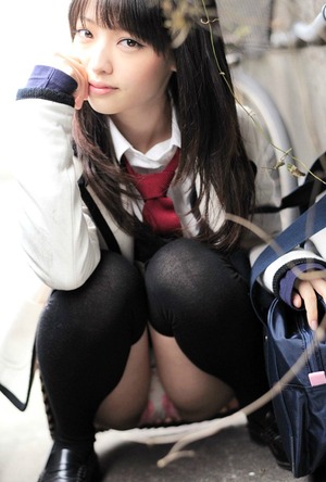 【清楚系ビッチ】思う存分味わいたいwww制服女子のなま足ふとももエロ画像！ 5