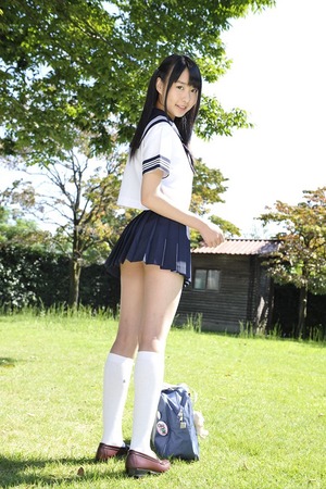 【清楚系ビッチ】清潔感とエロスが同居した制服JKのグっとくる画像！ 17