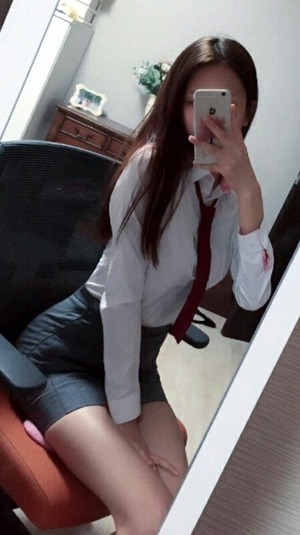 【人気記事】鏡を使ったエロ自撮りで若い体を晒す女の子画像www 3
