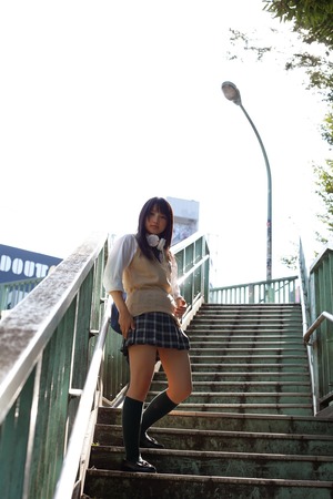 これは良い雰囲気！制服姿にグッとくる美少女画像！ 11