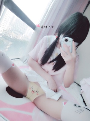 【清楚系ビッチ】ツインテールな美乳素人のニーハイヌードなエロ自撮り！ 2