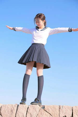 その佇まいと身にまとう雰囲気にグッときた制服の美少女画像！