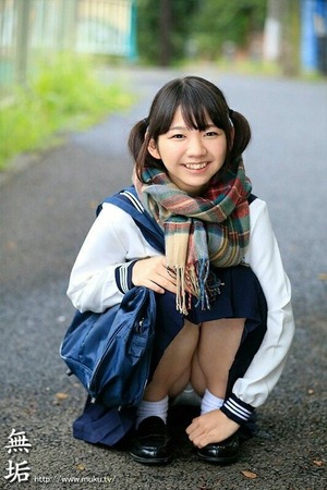 みんな大好き！制服少女のパンチラポーズなエロス画像！ 2