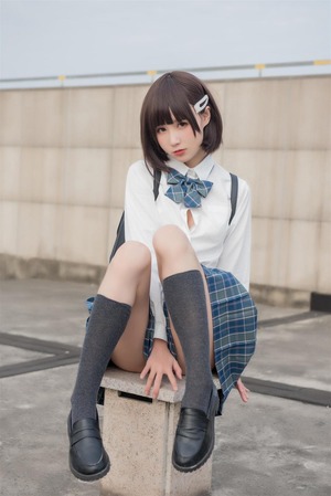 恥じらいと無防備ｗｗｗ誘い受け制服女子のエロス画像！ 5
