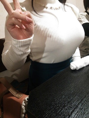 顔を埋めたくなるふくらみｗ着衣巨乳のおっぱいエロス画像！ 1