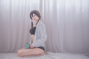 透明感にグっとくるメガネ美少女のしなやかボディのエロス画像!