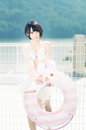 ひかえめオーラの黒髪ショート美少女のはにかみ水着画像www 4