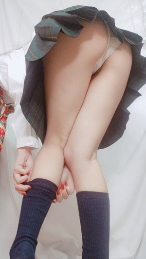 恥じらいと無防備ｗｗｗ誘い受け制服女子のエロス画像！ 8