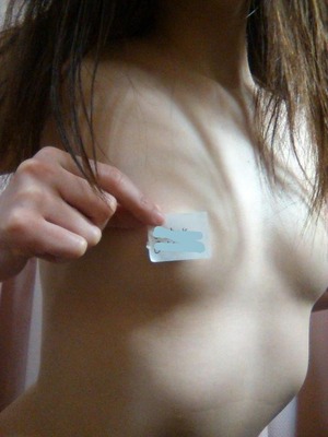 【清楚系ビッチ】ニーソ着用絆創膏ニプレスの自撮り女子がUPした生々しいエロス画像！ 27