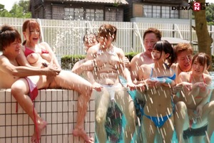 ４人のビキニ巨乳ちゃんのおっぱい窓ふきｗｗｗこの企画物おバカエロスでいいっすｗｗｗ 3