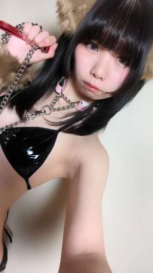 ほっそい二の腕に肩幅がロリ感↑↑のソロアイドルが大きなお友達に受けてるらしい。