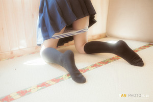 自撮りに縞パンに生足太ももに！グっときた制服女子のエロス画像！ 13