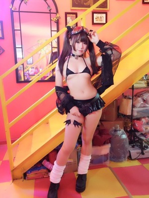 画像：極小ビキニにローライズ！アキバ系ビッチなコスプレイヤー画像！ 13枚
