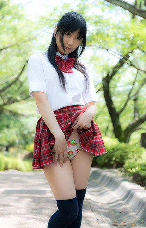 M字開脚とかたくし上げでムニムニふとももを晒すJKのエロス！ 15